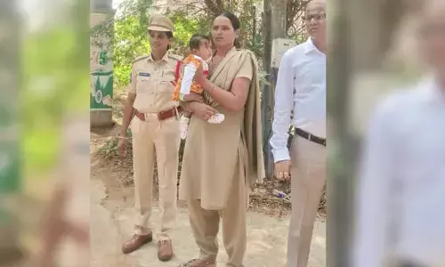 Suryapeta : తల్లి గ్రామ పాలన పరీక్షలో.. బిడ్డ కానిస్టేబుల్ ఒడిలో
