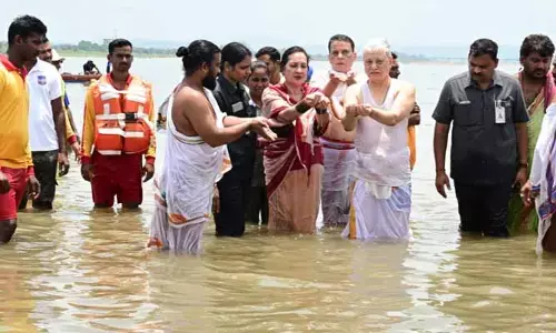 స‌ర‌స్వ‌తీ పుష్క‌రాల్లో పాల్గొన్న గ‌వ‌ర్న‌ర్ దంప‌తులు