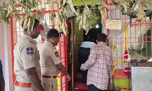 గుడిలో దేవుడినే ఎత్తుకెళ్లిన ఘనులు..