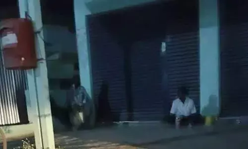 పోస్ట్ ఆఫీస్ కార్యాలయ ప్రాంగణం @ మందుబాబుల అడ్డా..!
