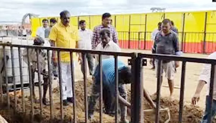 మహానాడు ఏర్పాట్ల పరిశీలన.. మంత్రికి తప్పిన ప్రమాదం మహానాడు ఏర్పాట్ల పరిశీలన.. మంత్రికి తప్పిన ప్రమాదం