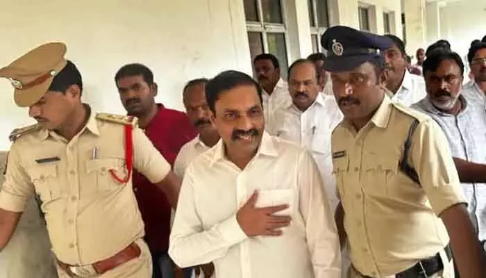 మాజీ మంత్రి కాకాణికి బిగ్ షాక్.. పోలీస్ కస్టడీకి అనుమతి మాజీ మంత్రి కాకాణికి బిగ్ షాక్.. పోలీస్ కస్టడీకి అనుమతి