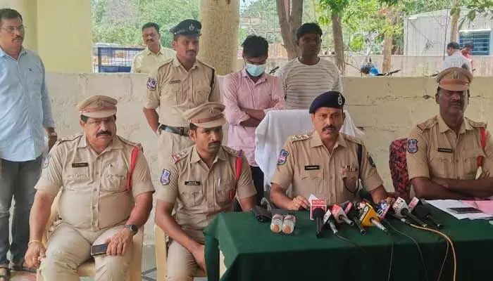 కేంద్ర ప్రభుత్వ ఉద్యోగం.. కేటుగాడి డూప్లికేట్ లెటర్ తో షాక్..! కేంద్ర ప్రభుత్వ ఉద్యోగం.. కేటుగాడి డూప్లికేట్ లెటర్ తో షాక్..!