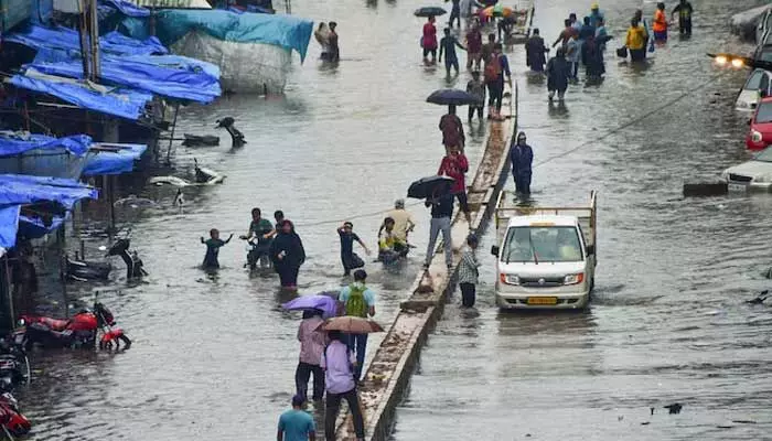 ముంబైని ముంచెత్తిన భారీ వర్షాలు.. 107 ఏళ్ల రికార్డు బద్దలు ముంబైని ముంచెత్తిన భారీ వర్షాలు.. 107 ఏళ్ల రికార్డు బద్దలు