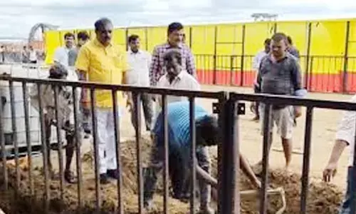 మహానాడు ఏర్పాట్ల పరిశీలన.. మంత్రికి తప్పిన ప్రమాదం