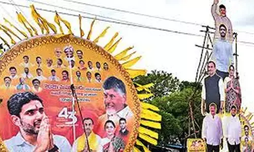 Breaking:కడపలో కూలిన మహానాడు టీడీపీ కటౌట్లు.. వీఆర్వోకు గాయాలు