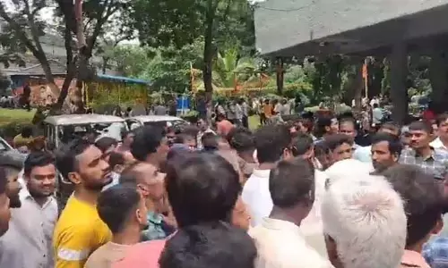 GHMC: వేలకు వేలు ఫైన్స్ వేస్తున్నారు.. జీహెచ్ఎంసీ ఆఫీస్ వద్ద వీధి వ్యాపారుల ఆందోళన