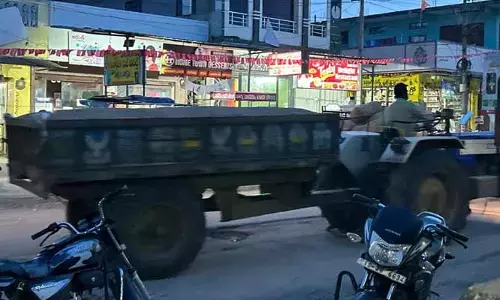 పట్టపగలే ఇసుక అక్రమ రవాణా.. ఎస్పీ ఆదేశాలు సైతం పట్టించుకోని అధికారులు