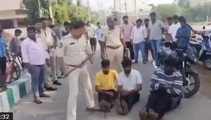 యువకులకు లాఠీ పాఠం.. వీడియో వైరల్ యువకులకు లాఠీ పాఠం.. వీడియో వైరల్