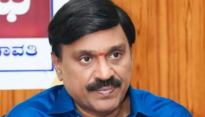 Gali Janardhan Reddy: చంచల్ గూడ జైలు నుంచి గాలి జనార్ధన్ రెడ్డి బెంగళూరుకు తరలింపు Gali Janardhan Reddy: చంచల్ గూడ జైలు నుంచి గాలి జనార్ధన్ రెడ్డి బెంగళూరుకు తరలింపు