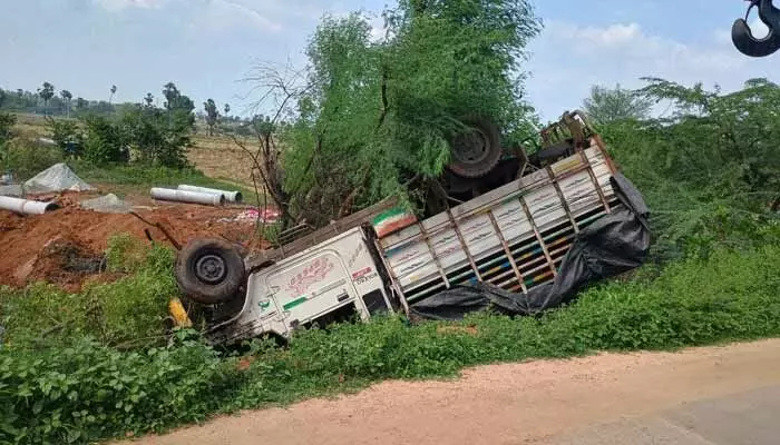 అదుపుతప్పి బొలెరో బోల్తా.. తృటిలో తప్పిన ప్రమాదం అదుపుతప్పి బొలెరో బోల్తా.. తృటిలో తప్పిన ప్రమాదం