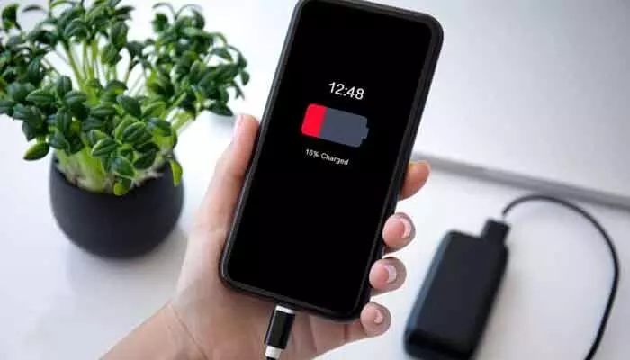 Cell Phone Tips : మీ ఫోన్లో చార్జింగ్ త్వరగా అయితపోతోందా..? కారణం ఇదే కావచ్చు..! Cell Phone Tips : మీ ఫోన్లో చార్జింగ్ త్వరగా అయితపోతోందా..? కారణం ఇదే కావచ్చు..!