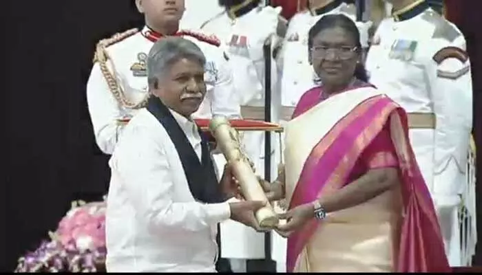 Padma Awards : రాష్ట్రపతి భవన్లో పద్మ అవార్డుల ప్రదానోత్సవం.. పద్మశ్రీ అందుకున్న మందకృష్ణ మాదిగ Padma Awards : రాష్ట్రపతి భవన్లో పద్మ అవార్డుల ప్రదానోత్సవం.. పద్మశ్రీ అందుకున్న మందకృష్ణ మాదిగ