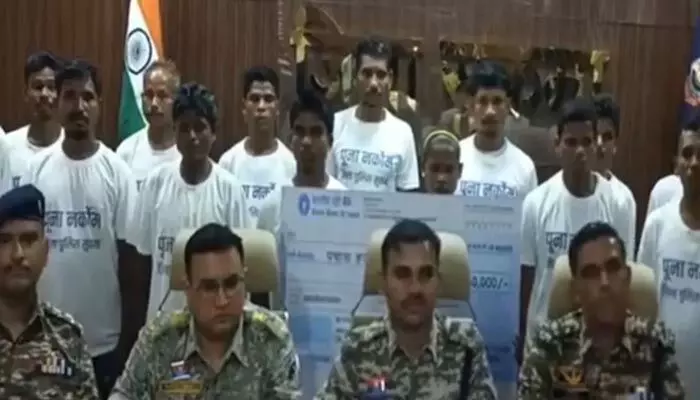 Maoists: ఛత్తీస్గఢ్లో 18 మంది మావోయిస్టుల సరెండర్ Maoists: ఛత్తీస్గఢ్లో 18 మంది మావోయిస్టుల సరెండర్