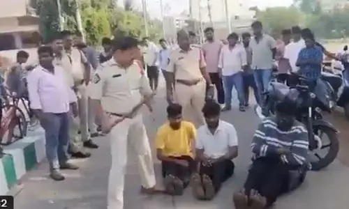 యువకులకు లాఠీ పాఠం.. వీడియో వైరల్