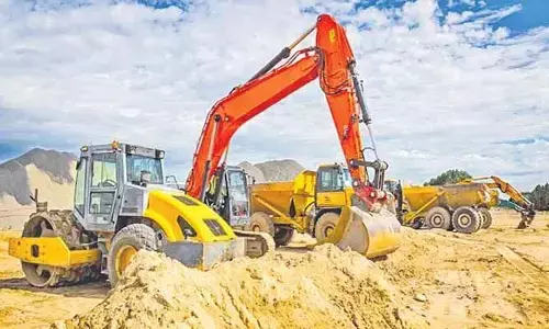 తోడేస్తున్న ఇసుకాసురులు.. రూ. కోట్లలో ప్రభుత్వ ఆదాయానికి గండి