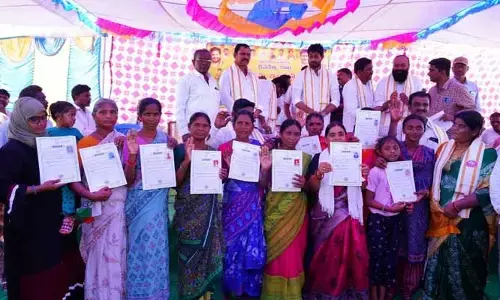 ఇరవై ఏళ్ల నిరీక్షణకు తెర.. ఇళ్ల స్థలాల పంపిణీతో పేదల కళ్ళలో ఆనందం