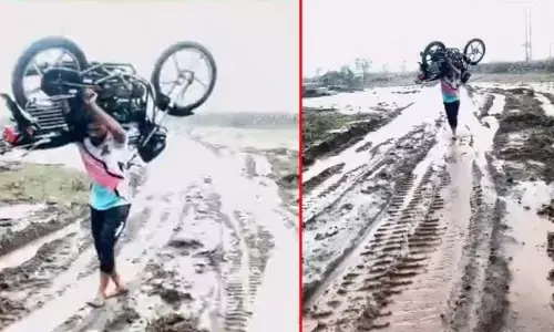 Muddy Roads: బైక్ ఎత్తిన బాహుబలి! బురదమయంగా రోడ్లు.. గ్రామస్తుల పాట్లు.. ఎక్కడంటే?