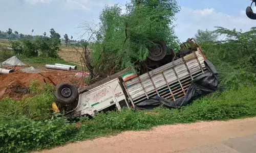 అదుపుతప్పి బొలెరో బోల్తా.. తృటిలో తప్పిన ప్రమాదం