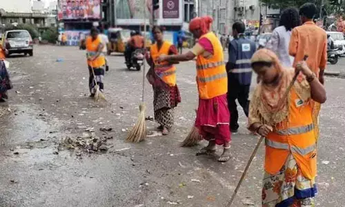 అధికారిగా కార్మికుడి మాయా వేషం.. సహోద్యోగులపై పెత్తనం..!