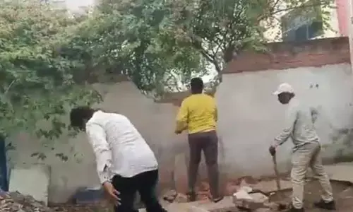 అడ్డు గోడ కూలింది.. సర్కారు బ‌డికి బాట దొరికింది..