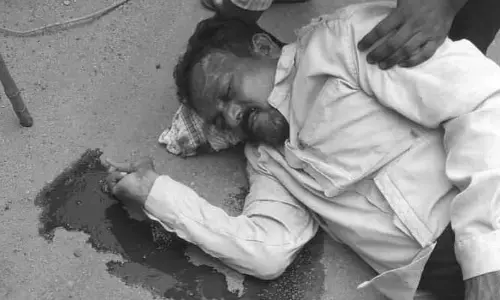రోడ్డు ప్రమాదంలో విద్యుత్ ఉద్యోగికి తీవ్ర గాయాలు.. డ్యూటీ కి వెళ్లి వస్తుండగా ప్రమాదం..