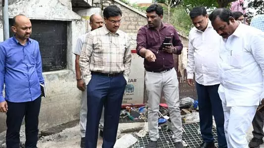 వరద ముంపు ప్రాంతాలను పరిశీలించిన హైడ్రా కమిషనర్ వరద ముంపు ప్రాంతాలను పరిశీలించిన హైడ్రా కమిషనర్