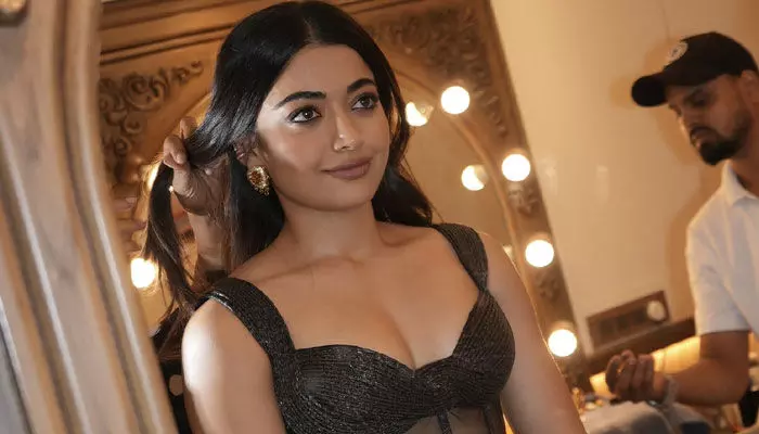 ‘ఈ చిత్రాలన్నీ నాకు చాలా ఇష్టమైనవి’.. బహుమతిగా ఇచ్చిన చీరపై రష్మిక ఇంట్రెస్టింగ్ పోస్ట్ ‘ఈ చిత్రాలన్నీ నాకు చాలా ఇష్టమైనవి’.. బహుమతిగా ఇచ్చిన చీరపై రష్మిక ఇంట్రెస్టింగ్ పోస్ట్