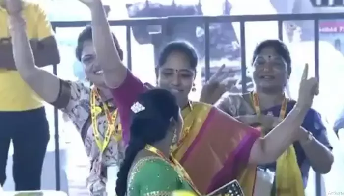 ఓ బాబు నువ్వే కావాలి..చంద్రబాబు నువ్వే కావాలి అంటూ మహానాడులో కార్యకర్తల స్టెప్పులు ఓ బాబు నువ్వే కావాలి..చంద్రబాబు నువ్వే కావాలి అంటూ మహానాడులో కార్యకర్తల స్టెప్పులు