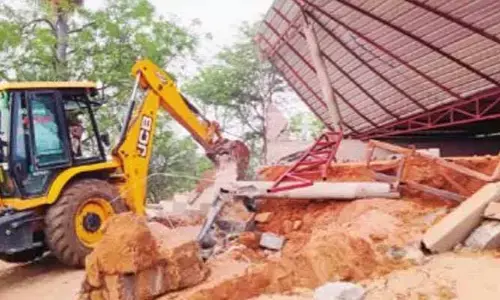 ప్రభుత్వ భూమిలో ఉర్సు షెడ్లు.. పోలీస్ బందోబస్తులో కూల్చివేత