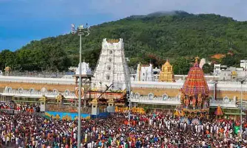 శ్రీవారి భక్తుల నగలు చోరీ