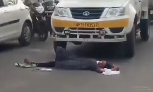 Video viral: మద్యం మత్తులో నడి రోడ్డుపై యువతి హల్‌చల్