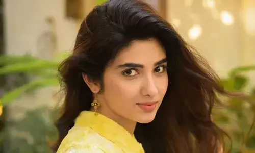 Pragya Nagra : యెల్లో డ్రెస్ లో కవ్విస్తున్న హాట్ బ్యూటీ