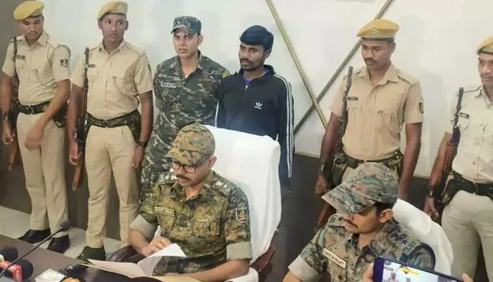 మావోయిస్టులకు మరో భారీ ఎదురుదెబ్బ.. కీలక నేత హిడ్మా అరెస్ట్? మావోయిస్టులకు మరో భారీ ఎదురుదెబ్బ.. కీలక నేత హిడ్మా అరెస్ట్?