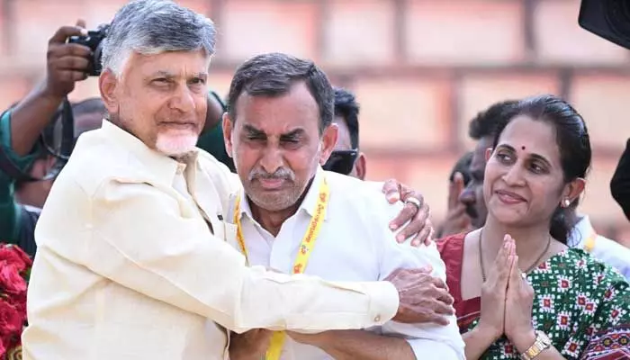 Tdp Mahanadu: నిండు బహిరంగ సభలో ఎమ్మెల్యే భర్త తీవ్ర భావోద్వేగం .. ఓదార్చిన సీఎం చంద్రబాబు Tdp Mahanadu: నిండు బహిరంగ సభలో ఎమ్మెల్యే భర్త తీవ్ర భావోద్వేగం .. ఓదార్చిన సీఎం చంద్రబాబు