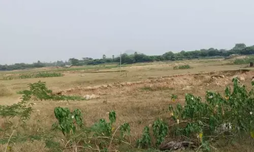 గండ్లు, బుంగలు..వర్షాకాలం వచ్చినా మరమ్మతు పనులు నిల్!