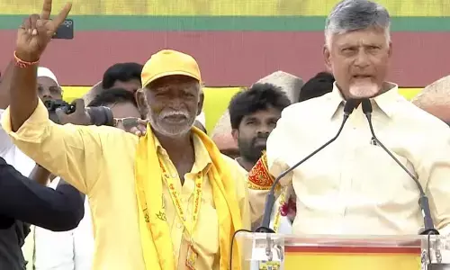 టీడీపీ కార్యకర్త అంటే ఇలా ఉండాలి.. మహానాడులో ఈ పెద్దాయనను ప్రశంసిన చంద్రబాబు