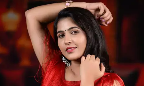 Apurva : గ్లామర్ లుక్స్‌తో హీట్ పెంచుతున్న బ్యూటీ