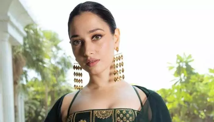 Tamannaah Bhatia: పెళ్లి కాకుండానే తల్లి కాబోతున్న తమన్నా.. హాట్ టాపిక్గా మారిన వీడియో.. ఇలా మారిపోయిందేంటని నెటిజన్లు షాక్ Tamannaah Bhatia: పెళ్లి కాకుండానే తల్లి కాబోతున్న తమన్నా.. హాట్ టాపిక్గా మారిన వీడియో.. ఇలా మారిపోయిందేంటని నెటిజన్లు షాక్