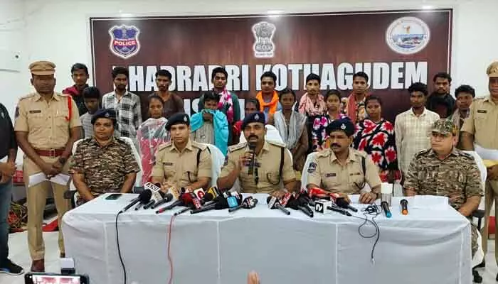 ‘ఆపరేషన్ కగార్’ ఎఫెక్ట్.. 17 మంది మావోయిస్టుల లొంగుబాటు ‘ఆపరేషన్ కగార్’ ఎఫెక్ట్.. 17 మంది మావోయిస్టుల లొంగుబాటు