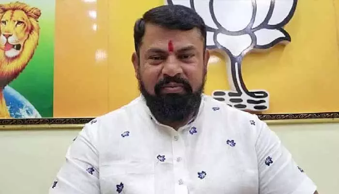 Rajasingh: దొంగలంతా ఒక్కటై నాపై వార్.. సొంత పార్టీపై మరోసారి రాజాసింగ్ హాట్ కామెంట్స్ Rajasingh: దొంగలంతా ఒక్కటై నాపై వార్.. సొంత పార్టీపై మరోసారి రాజాసింగ్ హాట్ కామెంట్స్