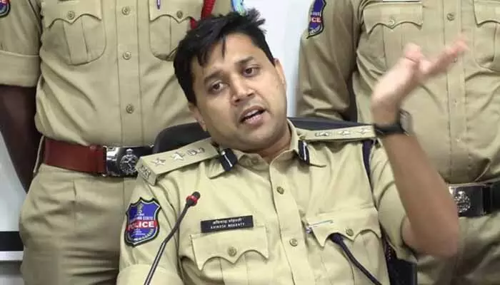 భారీగా హెరాయిన్, గంజాయి, ఓపీఎం డ్రగ్స్ సీజ్ : సీపీ అవినాశ్ మహంతి భారీగా హెరాయిన్, గంజాయి, ఓపీఎం డ్రగ్స్ సీజ్ : సీపీ అవినాశ్ మహంతి