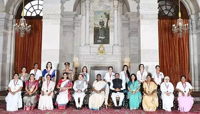 15 మంది నర్సులకు ‘ఫ్లోరెన్స్ నైటింగేల్’ అవార్డులు అందించిన ప్రెసిడెంట్ ముర్ము 15 మంది నర్సులకు ‘ఫ్లోరెన్స్ నైటింగేల్’ అవార్డులు అందించిన ప్రెసిడెంట్ ముర్ము