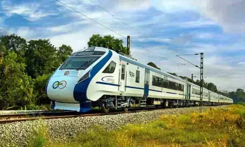 Breaking: ఒంగోలులో వందేభారత్‌ రైలుపై రాళ్ల దాడి