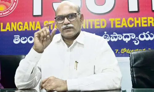 పిల్లల నమోదు పెంచమంటూ టీచర్లను తొలగిస్తారా?