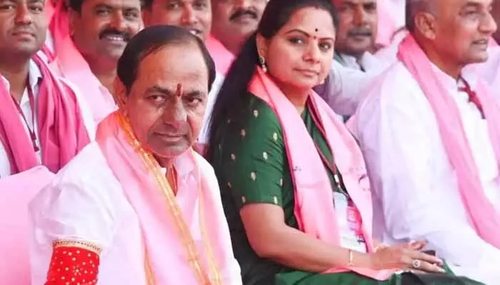 కవిత ఆరోపణలతో గులాబీ పార్టీలో విభేదాలు.. కేసీఆర్ మౌనంపై అనుమానాలు కవిత ఆరోపణలతో గులాబీ పార్టీలో విభేదాలు.. కేసీఆర్ మౌనంపై అనుమానాలు
