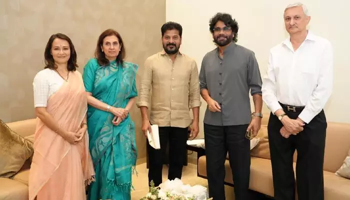 Nagarjuna: సీఎం రేవంత్ని కలిసిన హీరో నాగార్జున దంపతులు.. Nagarjuna: సీఎం రేవంత్ని కలిసిన హీరో నాగార్జున దంపతులు..