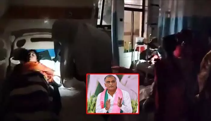 Harish Rao: సెల్ ఫోన్ వెలుతురులో రోగులకు వైద్యం.. ప్రభుత్వ ఆసుపత్రిలో ఘటన.. హరీశ్రావు ట్వీట్ Harish Rao: సెల్ ఫోన్ వెలుతురులో రోగులకు వైద్యం.. ప్రభుత్వ ఆసుపత్రిలో ఘటన.. హరీశ్రావు ట్వీట్