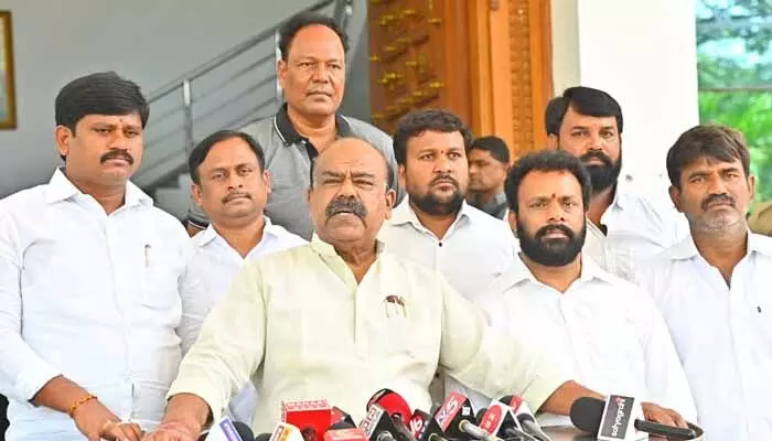 బీజేపీలో బీఆర్ఎస్ విలీనం కొందరి కుట్ర.. మధుసూదనాచారి కీలక వ్యాఖ్యలు బీజేపీలో బీఆర్ఎస్ విలీనం కొందరి కుట్ర.. మధుసూదనాచారి కీలక వ్యాఖ్యలు