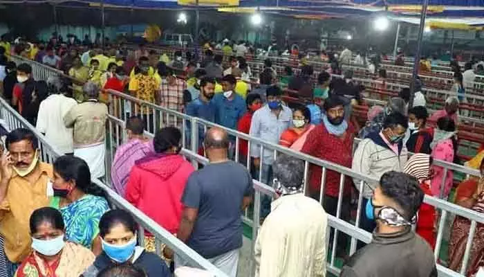 స్థానికులకు గుడ్ న్యూస్.. రేపు శ్రీవారి దర్శన టోకెన్ల జారీ స్థానికులకు గుడ్ న్యూస్.. రేపు శ్రీవారి దర్శన టోకెన్ల జారీ
